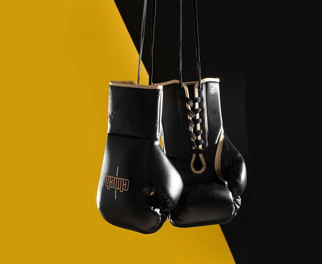 Перчатки боксерские Clinch SpecPro Lace-Up черно-золотые фото 12