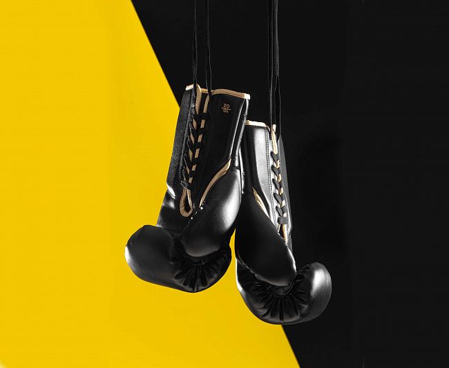 Перчатки боксерские Clinch SpecPro Lace-Up черно-золотые фото 17